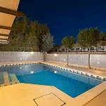 Vila Arena - Pool Table, Table Tennis, Darts & *