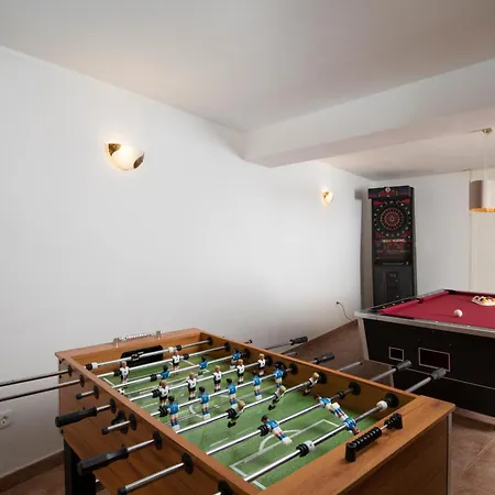 Arena - Pool Table, Table Tennis, Darts & Vila *