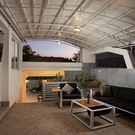 Villa Arena - Pool Table, Table Tennis, Darts &