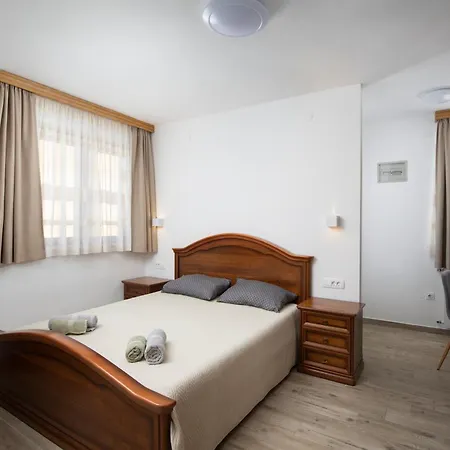 Arena - Pool Table, Table Tennis, Darts & Villa Pula