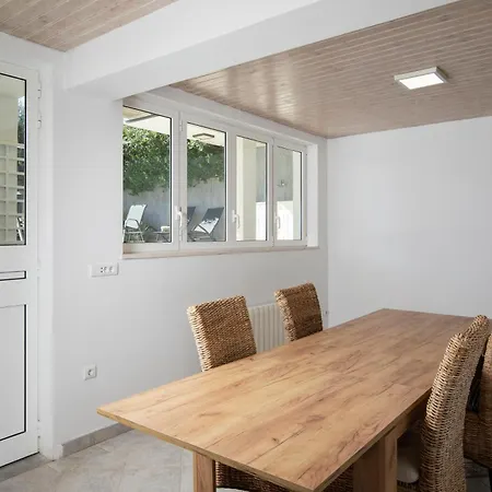 Arena - Pool Table, Table Tennis, Darts & Villa Pula