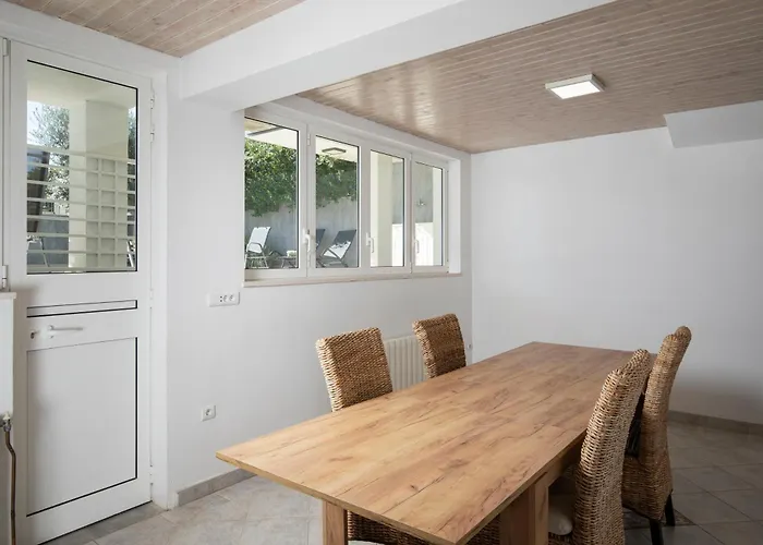 Arena - Pool Table, Table Tennis, Darts & Βίλα Πούλα