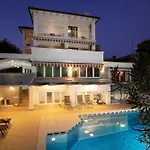 Villa Arena - Pool Table, Table Tennis, Darts & *
