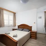 Arena - Pool Table, Table Tennis, Darts & Villa Pula