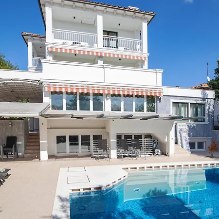 Arena - Pool Table, Table Tennis, Darts & 빌라 풀라