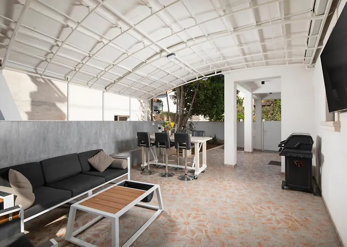 Arena - Pool Table, Table Tennis, Darts & 풀라